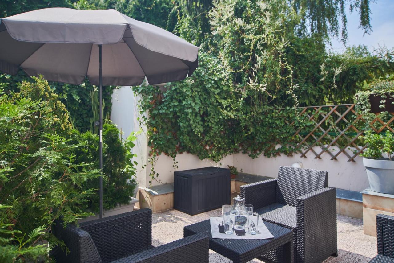 Apartment To At Close To Castle With Terrace And Garden Prag