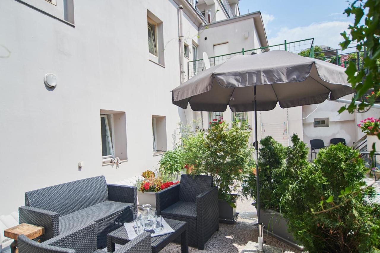 To At Close To Castle With Terrace And Garden Apartment Prag